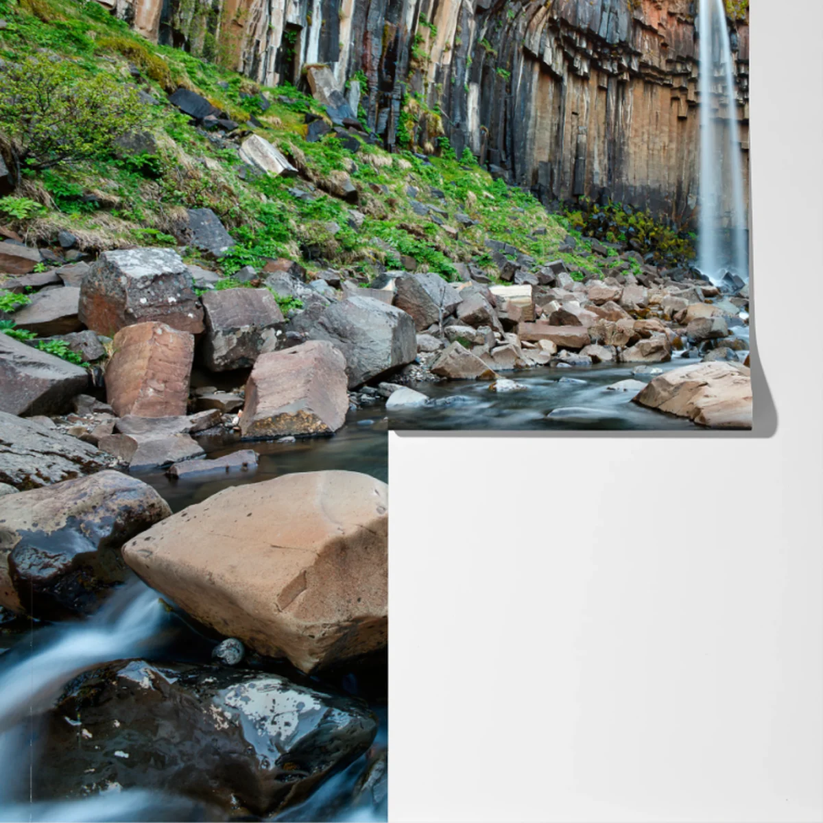 Fototapete dramatischer wasserfall zwischen basaltklippen Fototapete dramatischer wasserfall zwischen basaltklippen