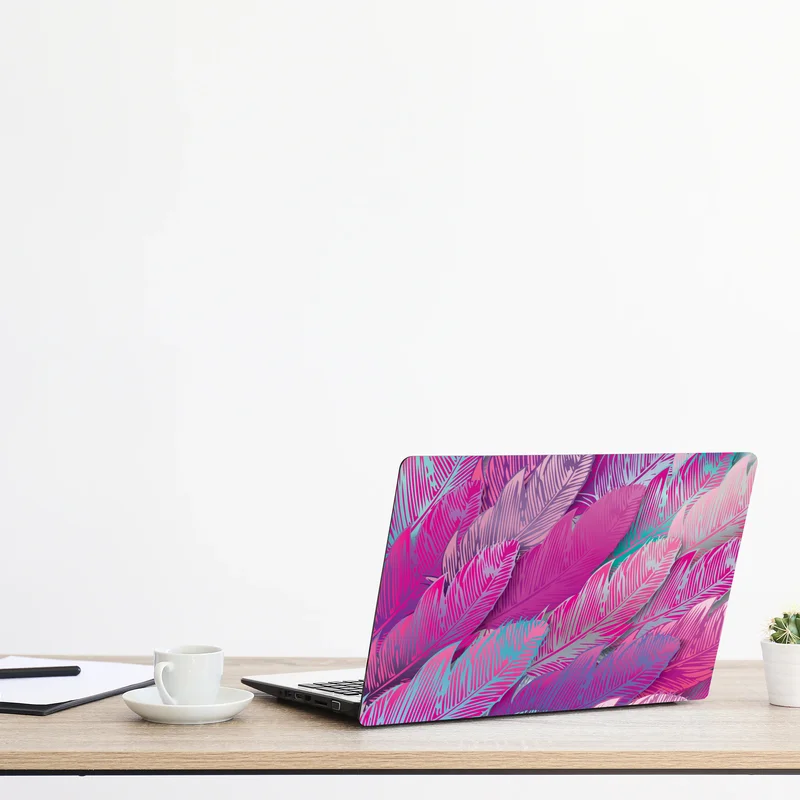 Naklejka na laptopa iryzujący różowy wzór piór