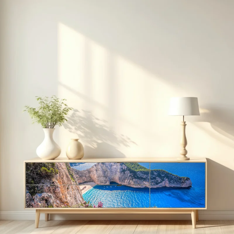 Repositionierbarer Aufkleber Navagio strand sonnenuntergang mit türkisblauem meer und wildblumen