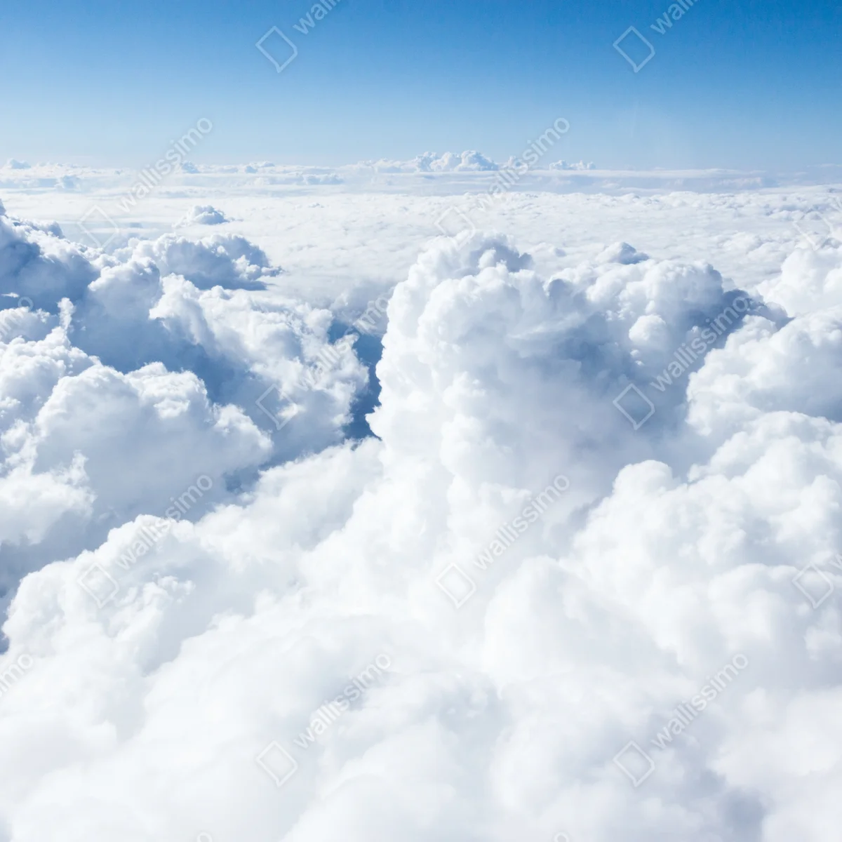 Türaufkleber blick von oben: sanfte wolken und blauer himmel Türaufkleber blick von oben: sanfte wolken und blauer himmel