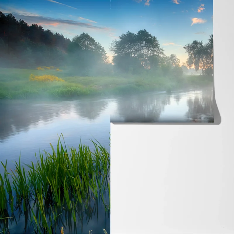 Fototapete nebliger fluss bei sonnenaufgang über grünen ufern Fototapete nebliger fluss bei sonnenaufgang über grünen ufern