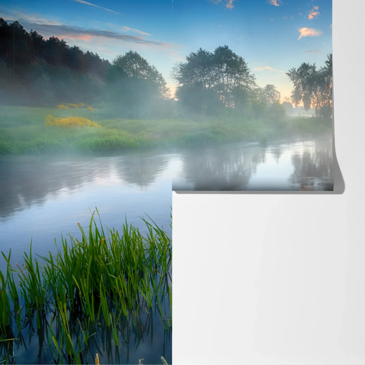 Fototapete nebliger fluss bei sonnenaufgang über grünen ufern Fototapete nebliger fluss bei sonnenaufgang über grünen ufern