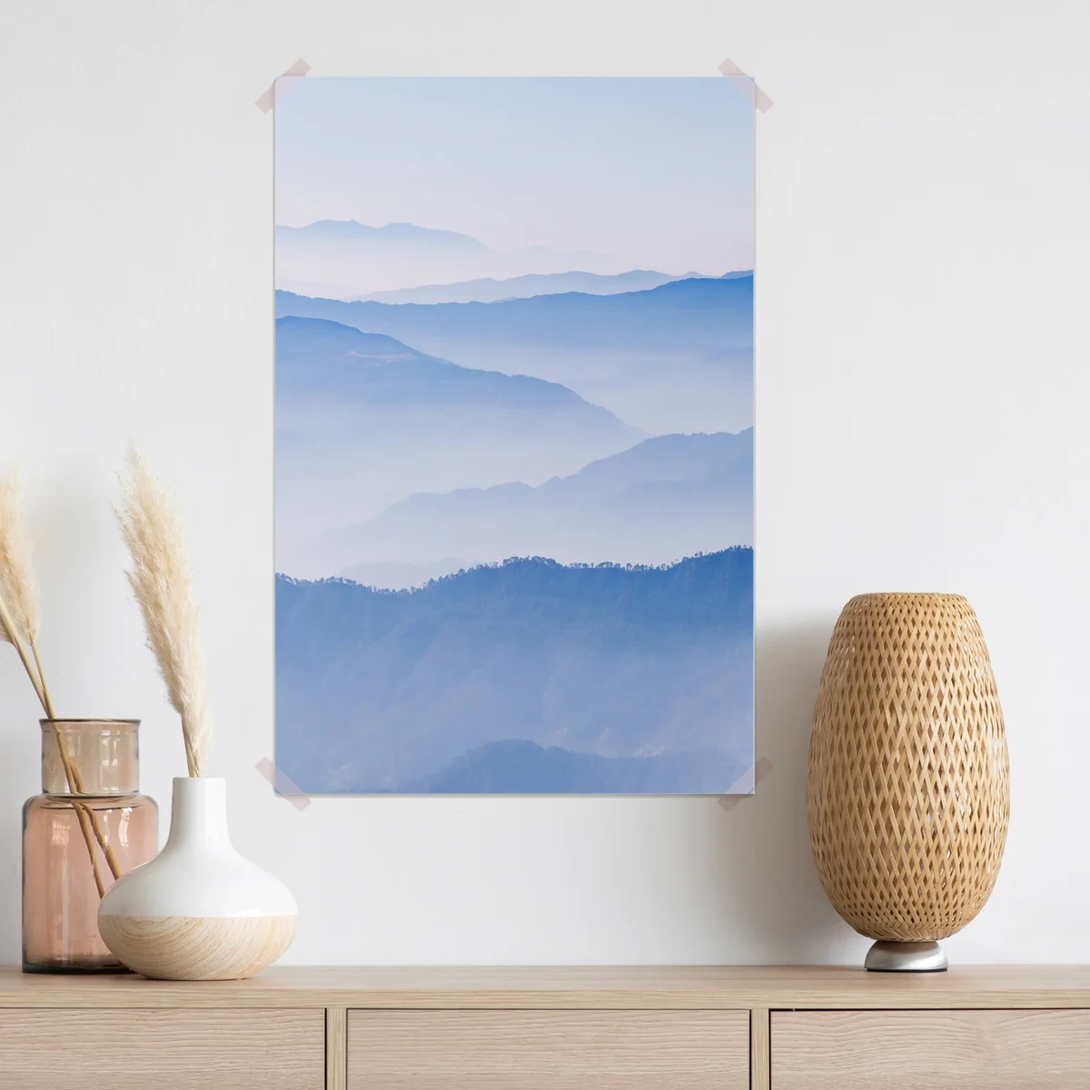 Poster Atemberaubende nebelbedeckte Bergkette am Morgen • Poster bei Wallnifity® Poster Atemberaubende nebelbedeckte Bergkette am Morgen • Poster bei Wallnifity®