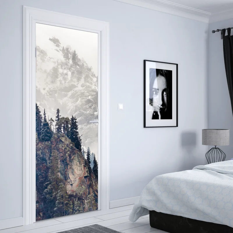 Türaufkleber nebliger berg mit felsklippe und kieferwald