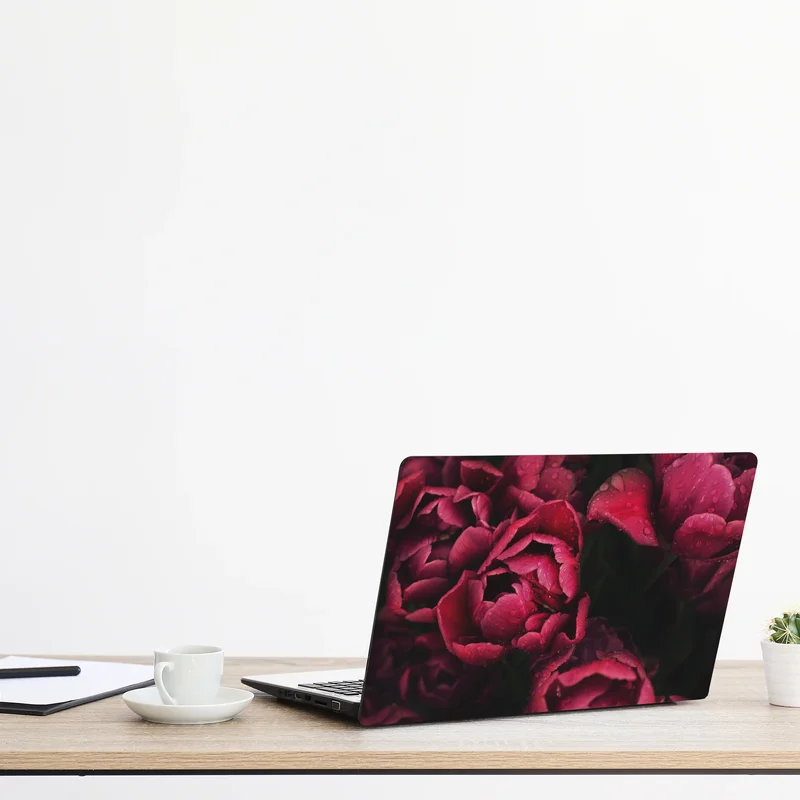 Laptop-Aufkleber tiefrote blüten mit wassertropfen
