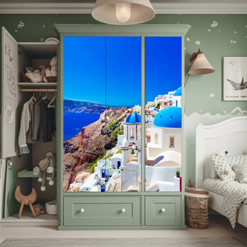 Schrankaufkleber Santorini blaue kuppeln über dem Ägäischen Meer