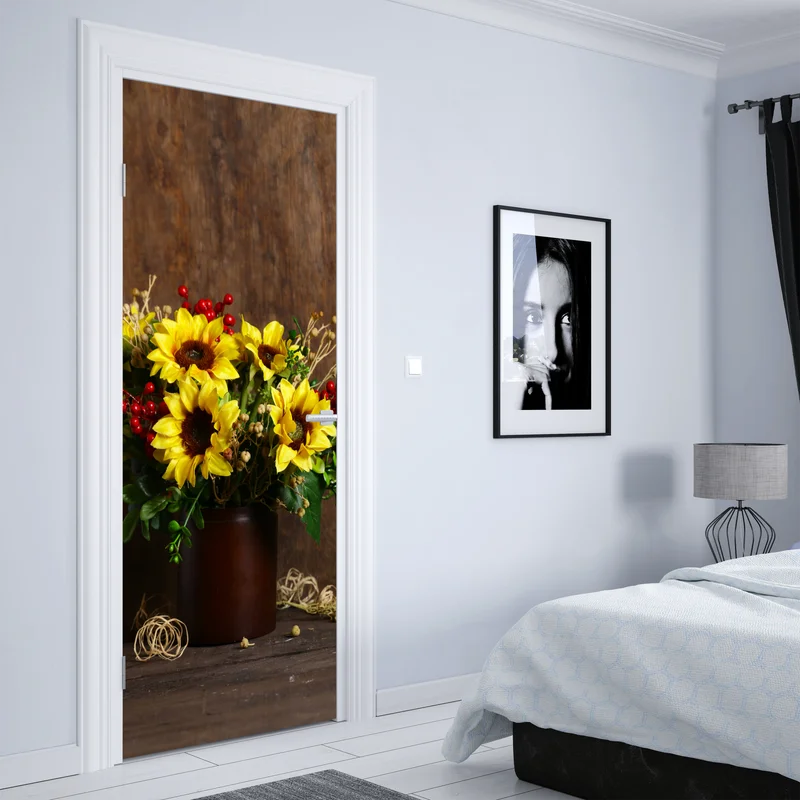 Türaufkleber herbstlicher sonnenblumenstrauß vor holzhintergrund