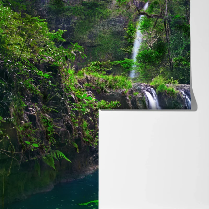 Fototapete beruhigender wasserfall im smaragdgrünen wald Fototapete beruhigender wasserfall im smaragdgrünen wald