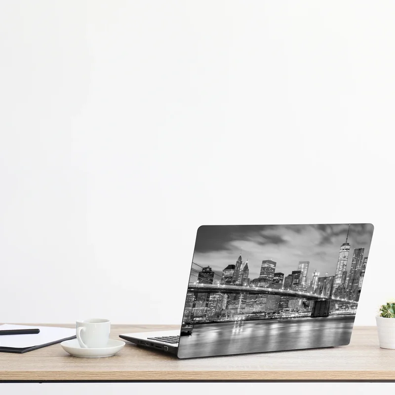 Naklejka na laptopa czarno-biała panorama Nowy Jork z Mostem Brooklyńskim