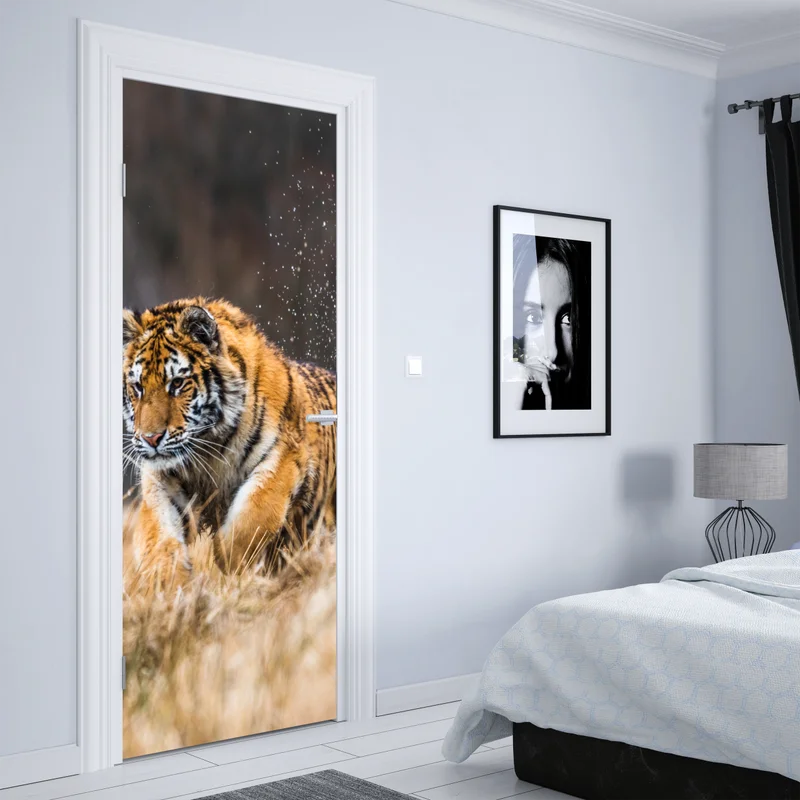 Türaufkleber sibirischer tiger in bewegung
