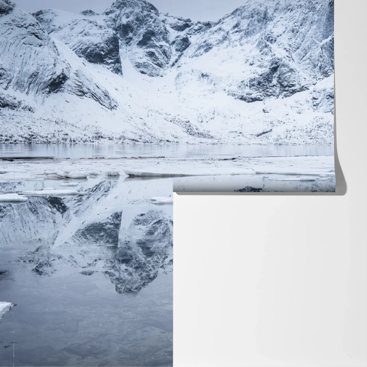 Fototapete verschneite bergspiegelung in Norwegen Fototapete verschneite bergspiegelung in Norwegen