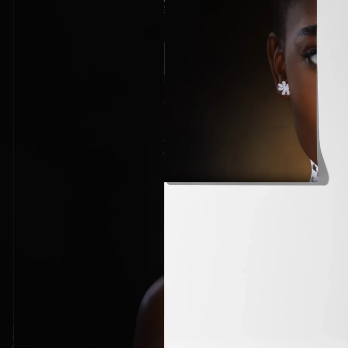 Fototapeta elegancki portret kobiety z kwiatową kolią Fototapeta elegancki portret kobiety z kwiatową kolią