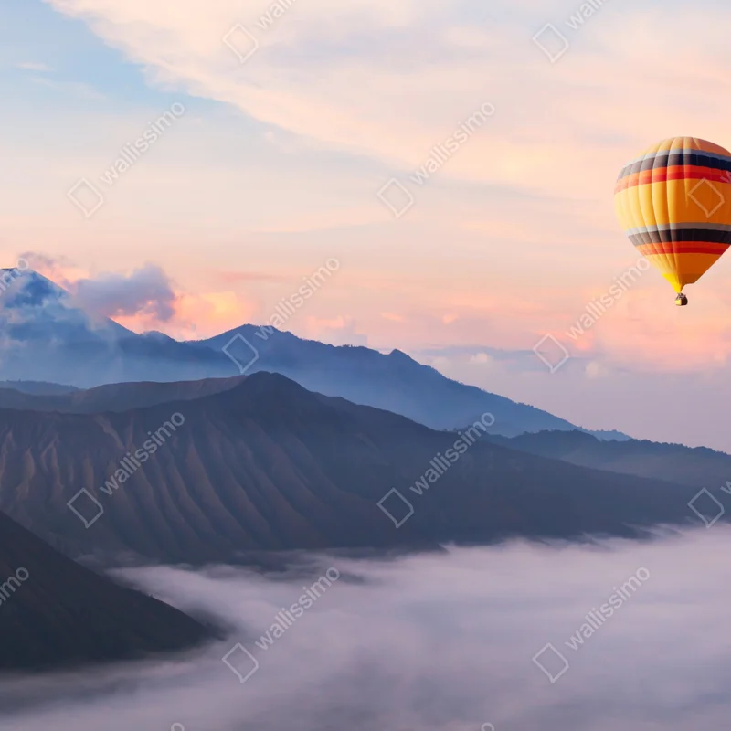 Repositionierbarer Aufkleber heißluftballon über nebelige berge Repositionierbarer Aufkleber heißluftballon über nebelige berge