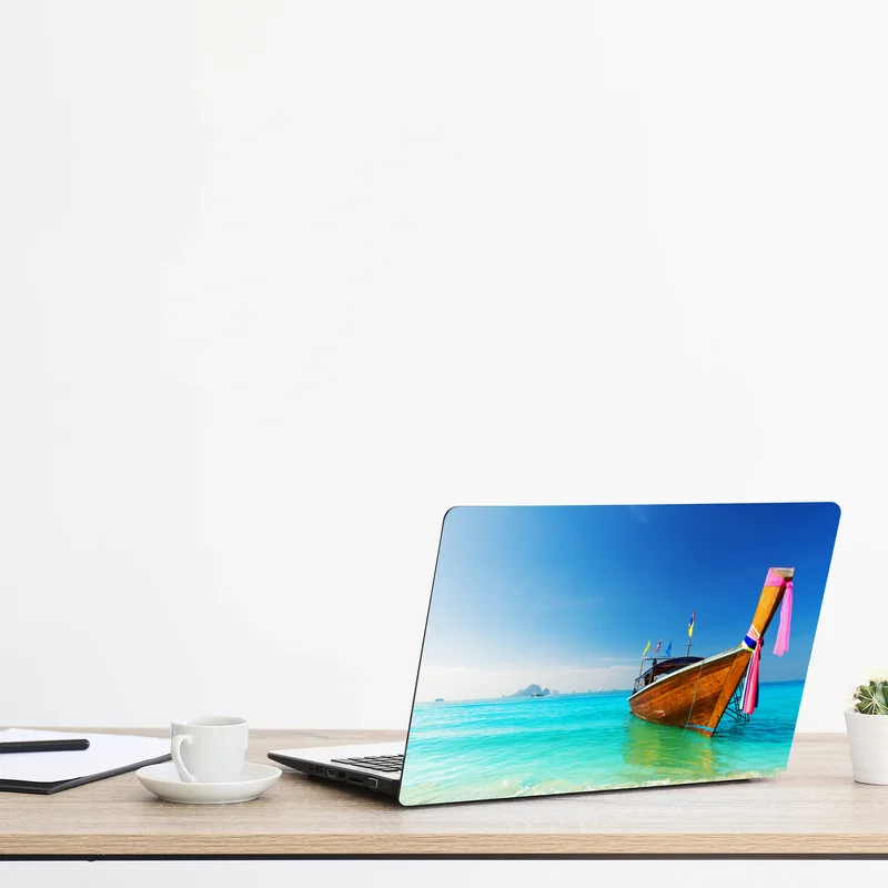 Laptop-Aufkleber langheckboot am türkisfarbenen strand, Andamanensee