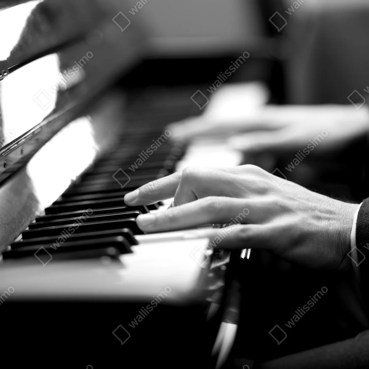 Fototapete intime hände auf klaviertasten in monochrom Fototapete intime hände auf klaviertasten in monochrom
