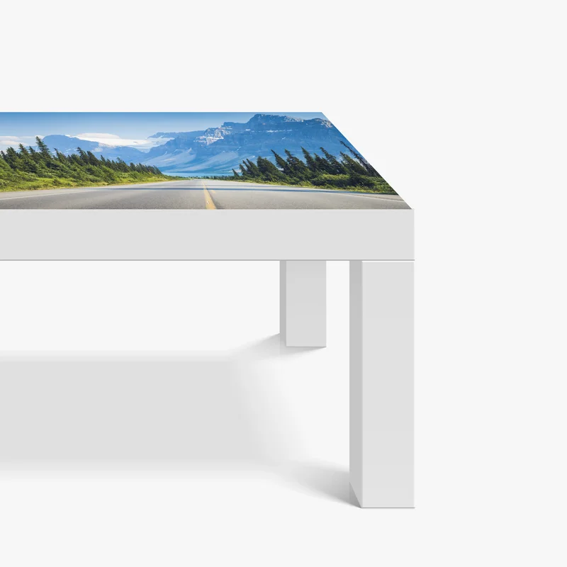 Tischaufkleber und Schreibtischaufkleber straße durch kiefernwald zu gletschersee und bergen