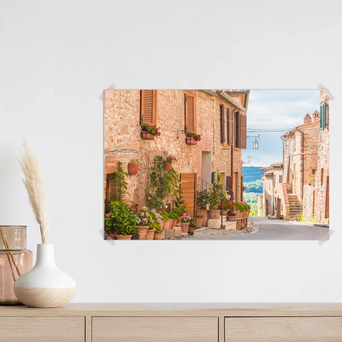 Poster mittelalterliche straße in der Toskana mit blumentöpfen Poster mittelalterliche straße in der Toskana mit blumentöpfen