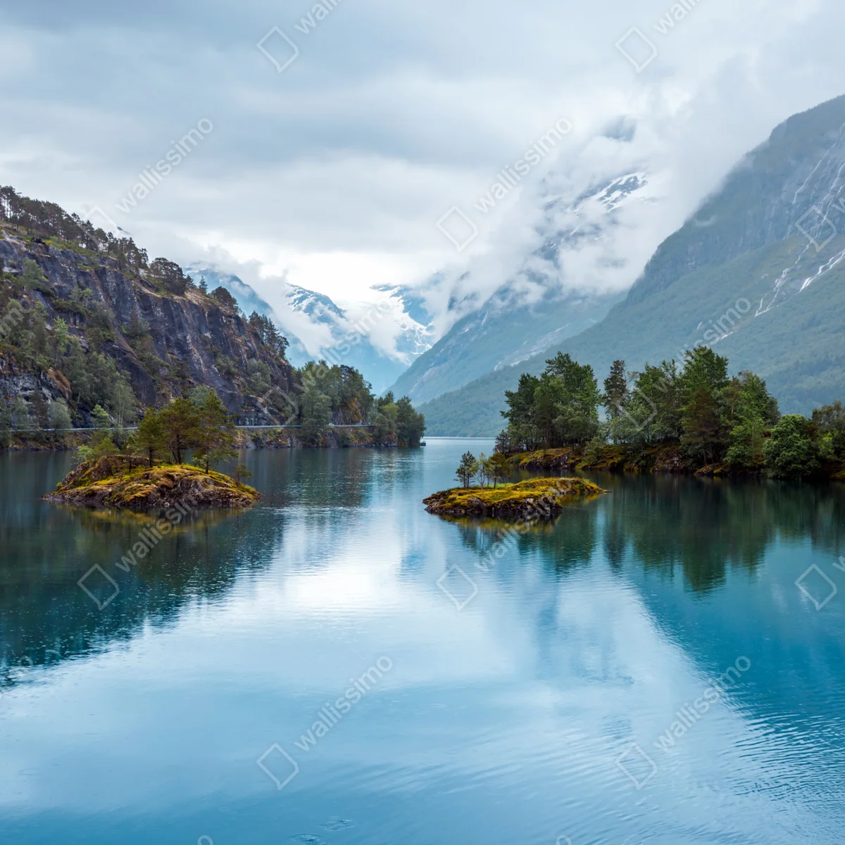 Repositionierbarer Aufkleber Lovatnet see mit spiegelung in nebeligen bergen Norwegens Repositionierbarer Aufkleber Lovatnet see mit spiegelung in nebeligen bergen Norwegens