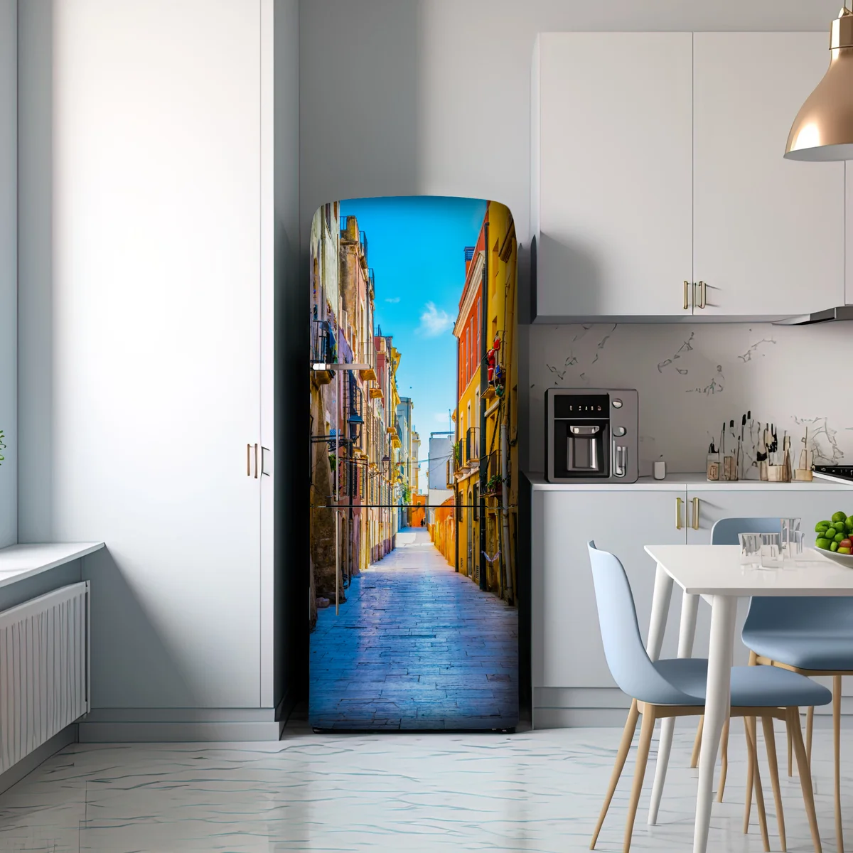 Kühlschrankaufkleber sonnenbeschienene mediterrane gasse mit bunten fassaden Kühlschrankaufkleber sonnenbeschienene mediterrane gasse mit bunten fassaden