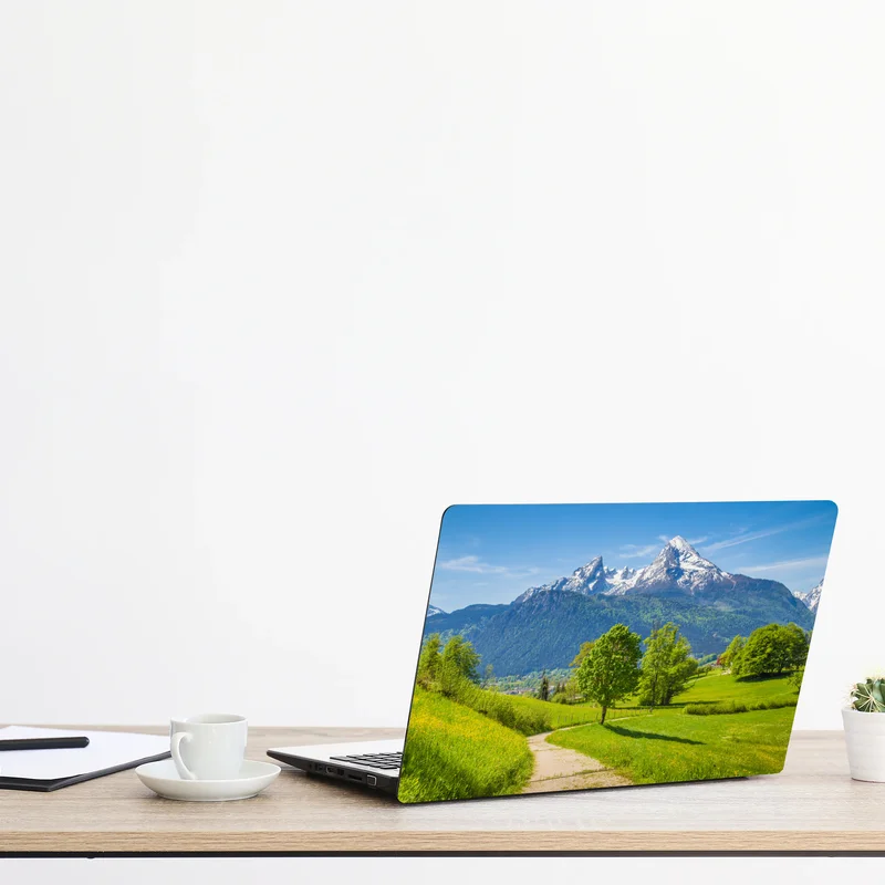 Laptop-Aufkleber ruhige alpenwiese mit berggipfeln