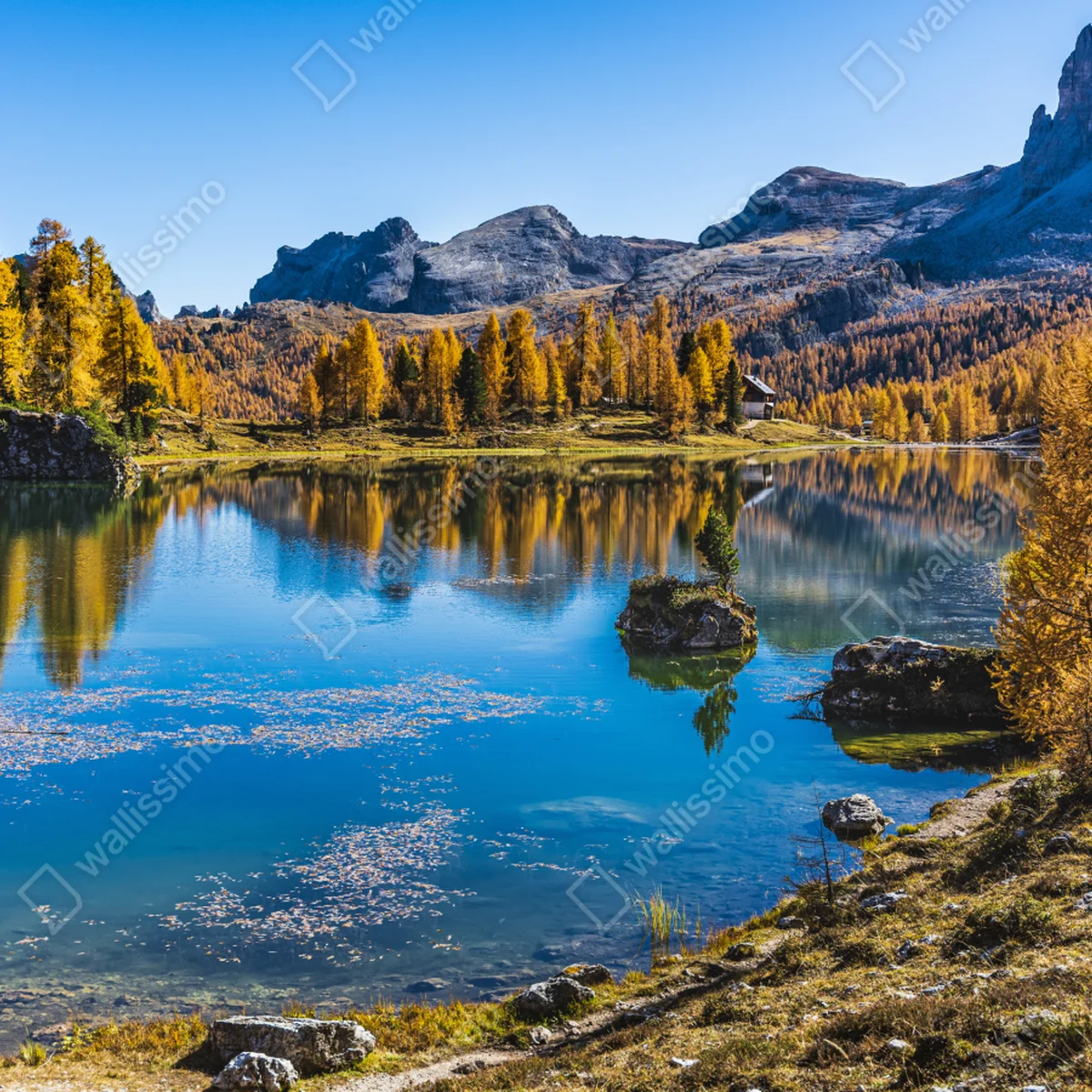 Leinwandbild herbstlicher alpensee mit bergreflexion Leinwandbild herbstlicher alpensee mit bergreflexion