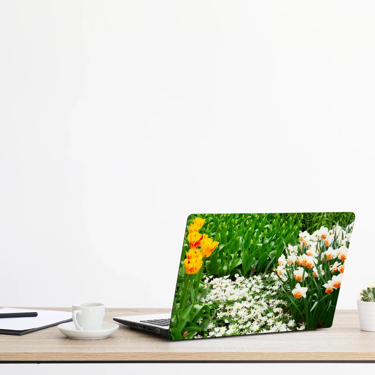 Naklejka na laptopa żywy wiosenny ogród kwiatowy Naklejka na laptopa żywy wiosenny ogród kwiatowy