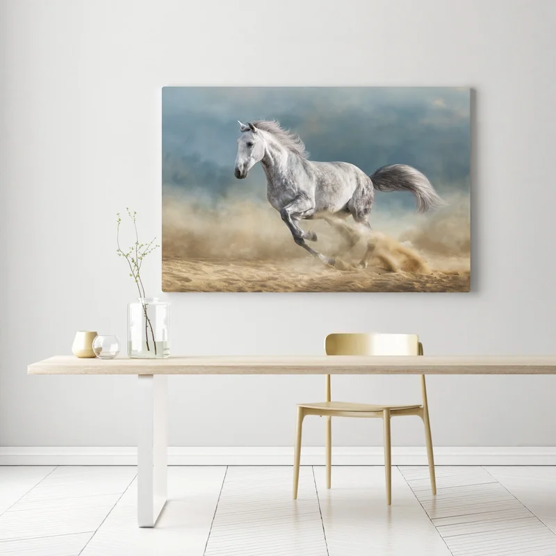 Leinwandbild majestätisches graues pferd galoppiert durch den sand Leinwandbild majestätisches graues pferd galoppiert durch den sand