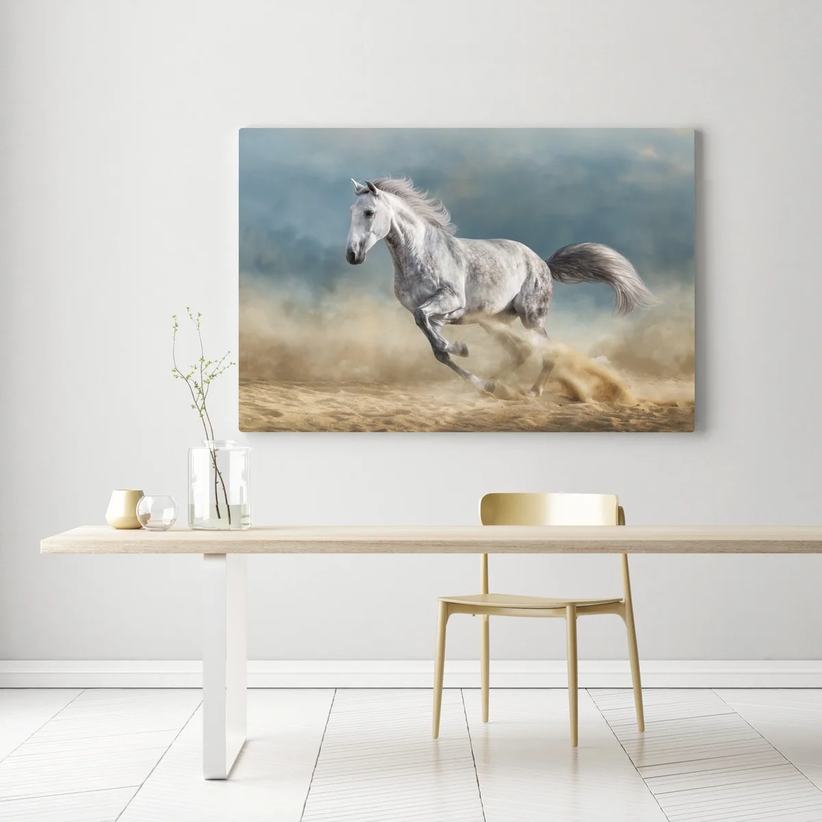 Leinwandbild majestätisches graues pferd galoppiert durch den sand Leinwandbild majestätisches graues pferd galoppiert durch den sand