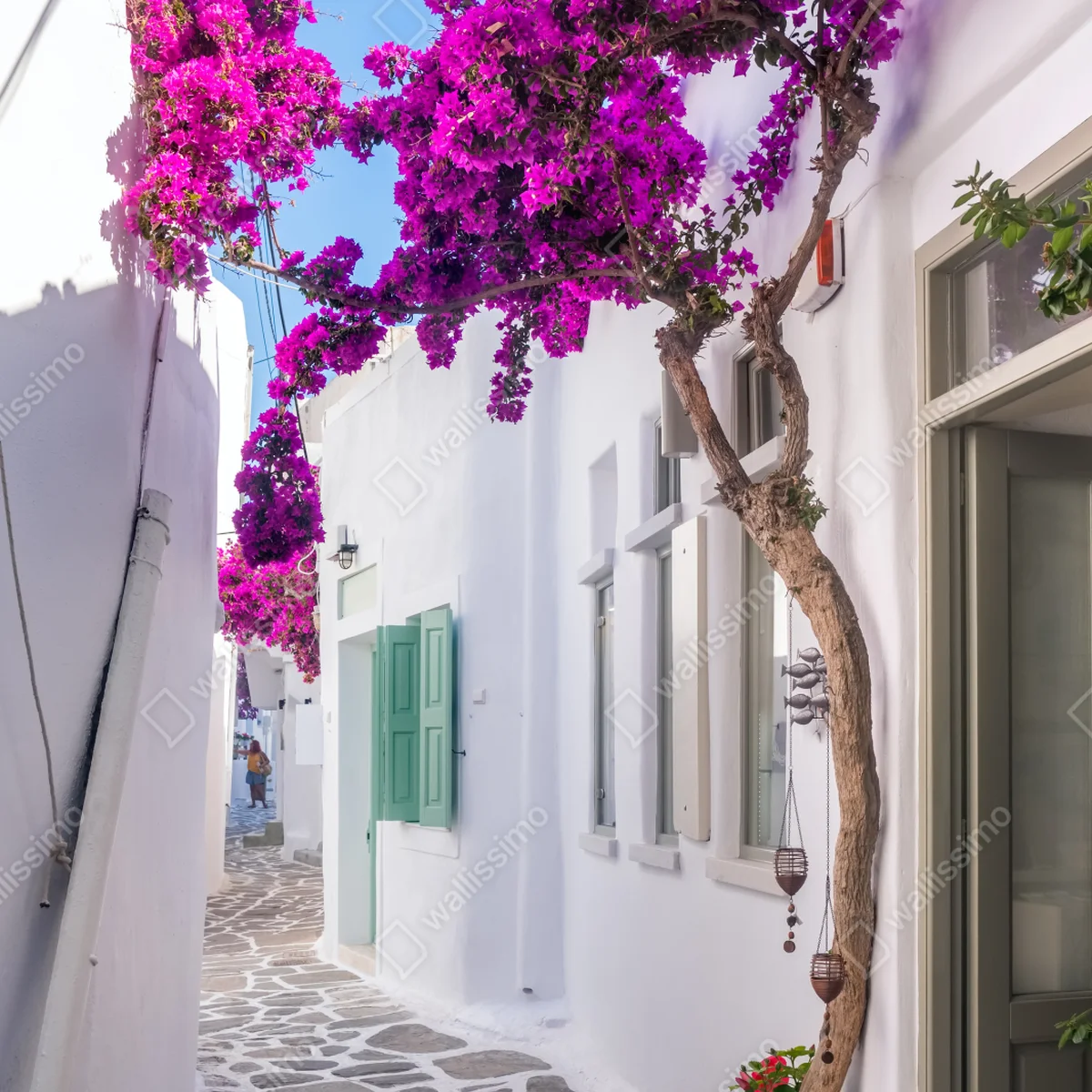 Fensteraufkleber sonnige mediterrane gasse mit bougainvillea Fensteraufkleber sonnige mediterrane gasse mit bougainvillea