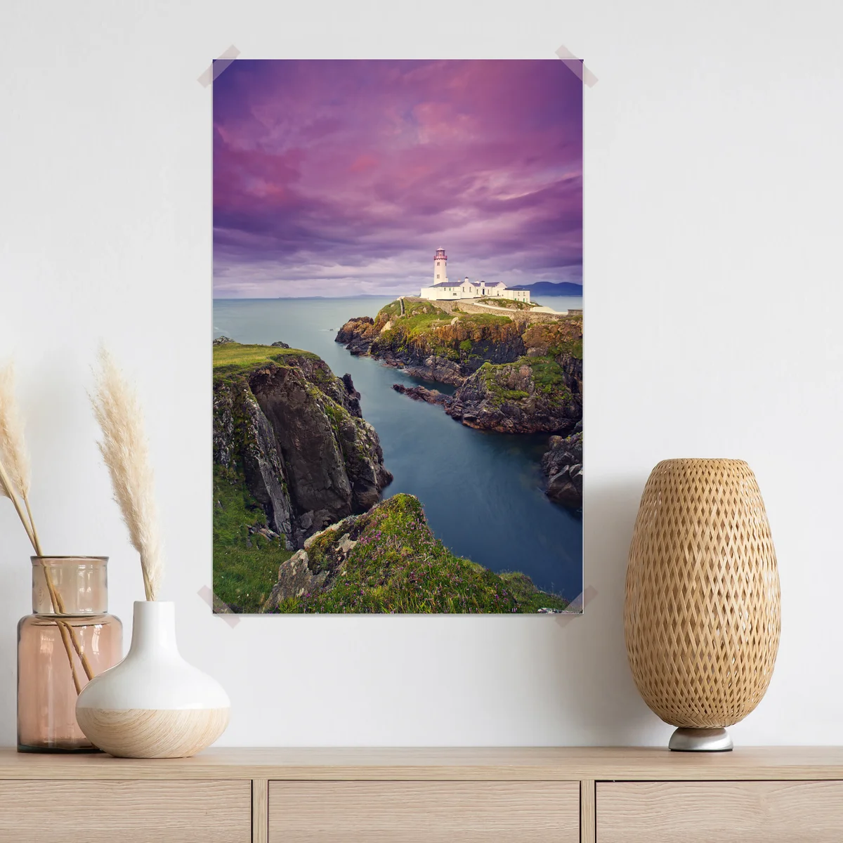 Poster lila leuchtturm an steiler küste Poster lila leuchtturm an steiler küste
