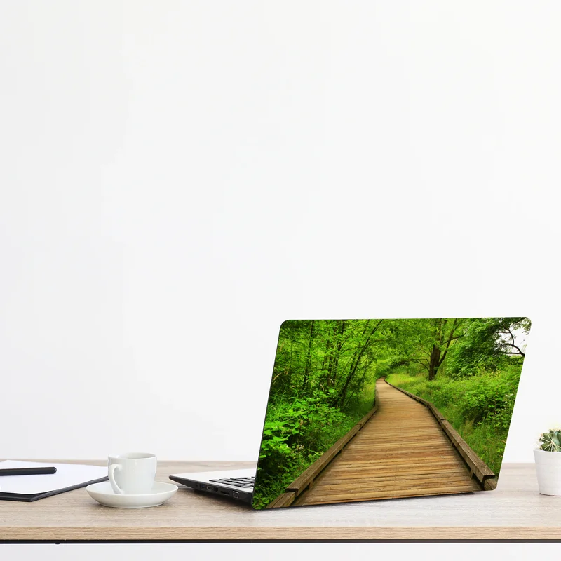 Naklejka na laptopa spokojny drewniany pomost w lesie Naklejka na laptopa spokojny drewniany pomost w lesie