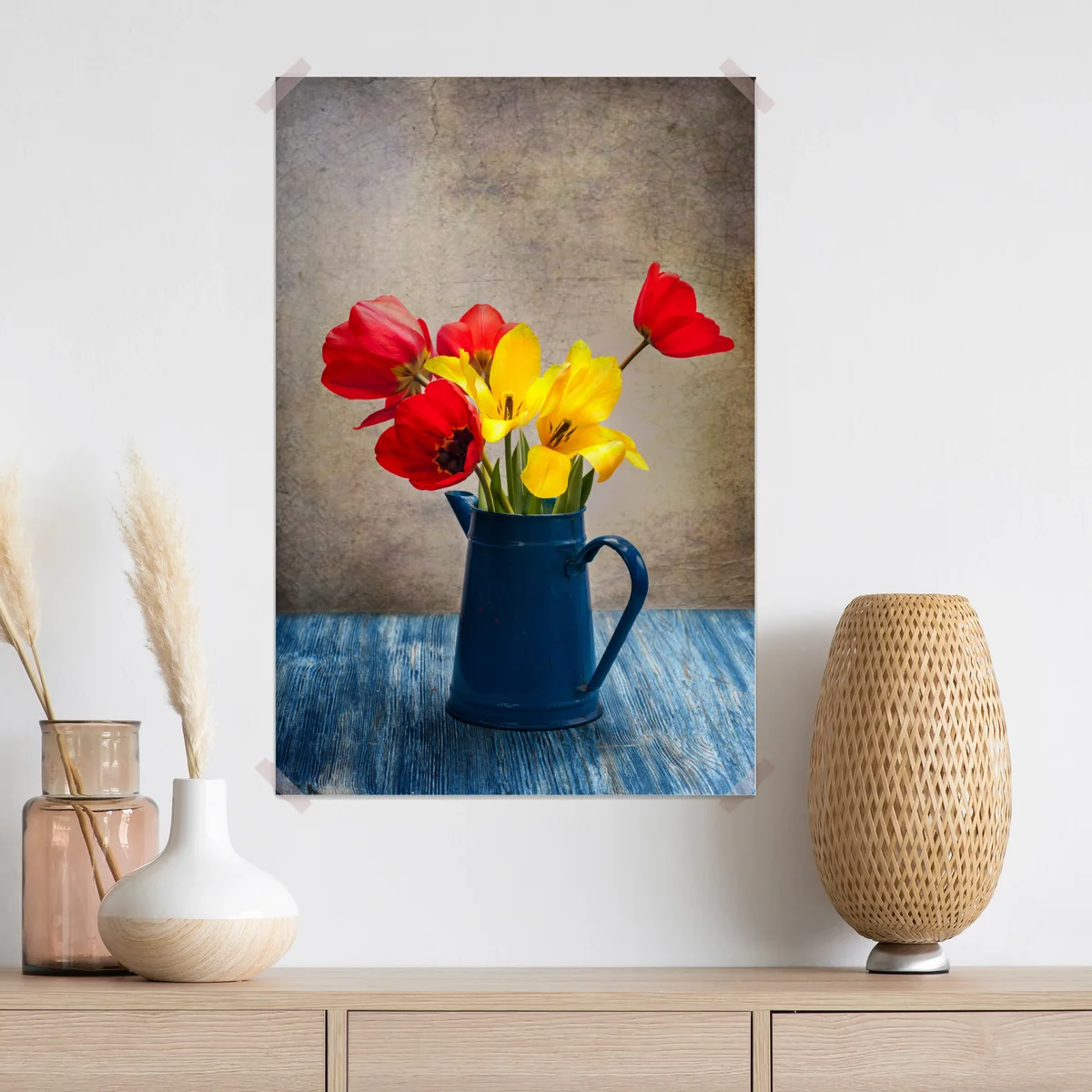 Poster bunter tulpenstrauß im blauen krug Poster bunter tulpenstrauß im blauen krug