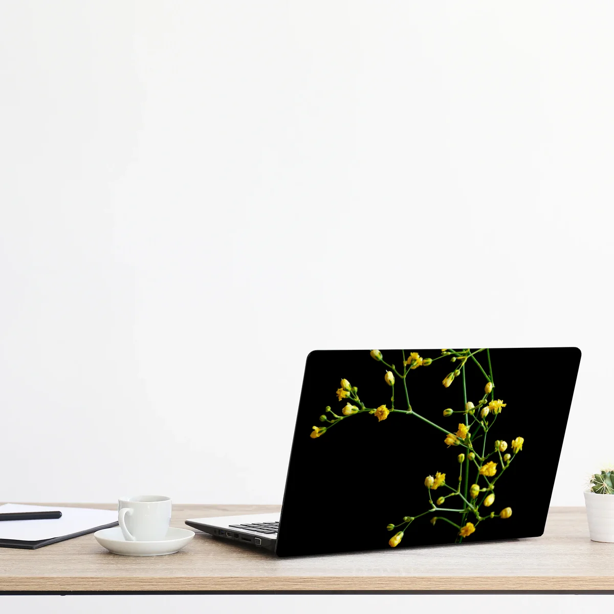 Naklejka na laptopa delikatna żółta gipsówka na czarnym tle Naklejka na laptopa delikatna żółta gipsówka na czarnym tle