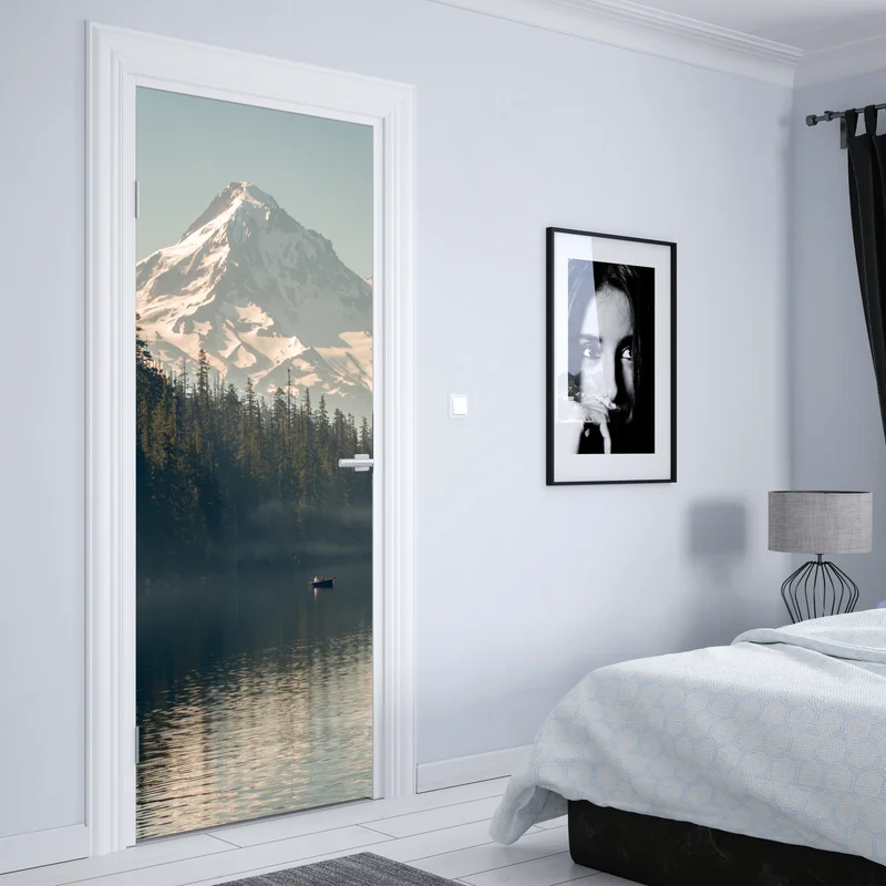 Türaufkleber schneebedeckter berg über ruhigem see