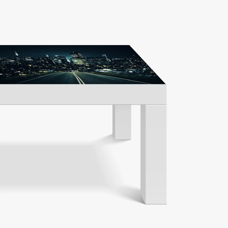 Tischaufkleber und Schreibtischaufkleber straße zur beleuchteten stadtsilhouette bei nacht