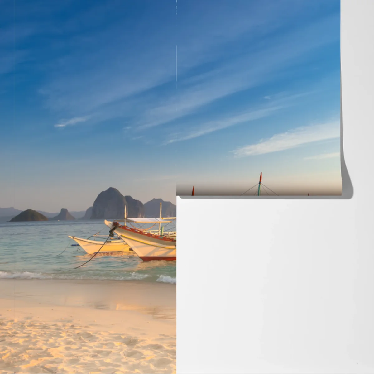 Fototapete tropischer strand bei sonnenuntergang mit booten Fototapete tropischer strand bei sonnenuntergang mit booten