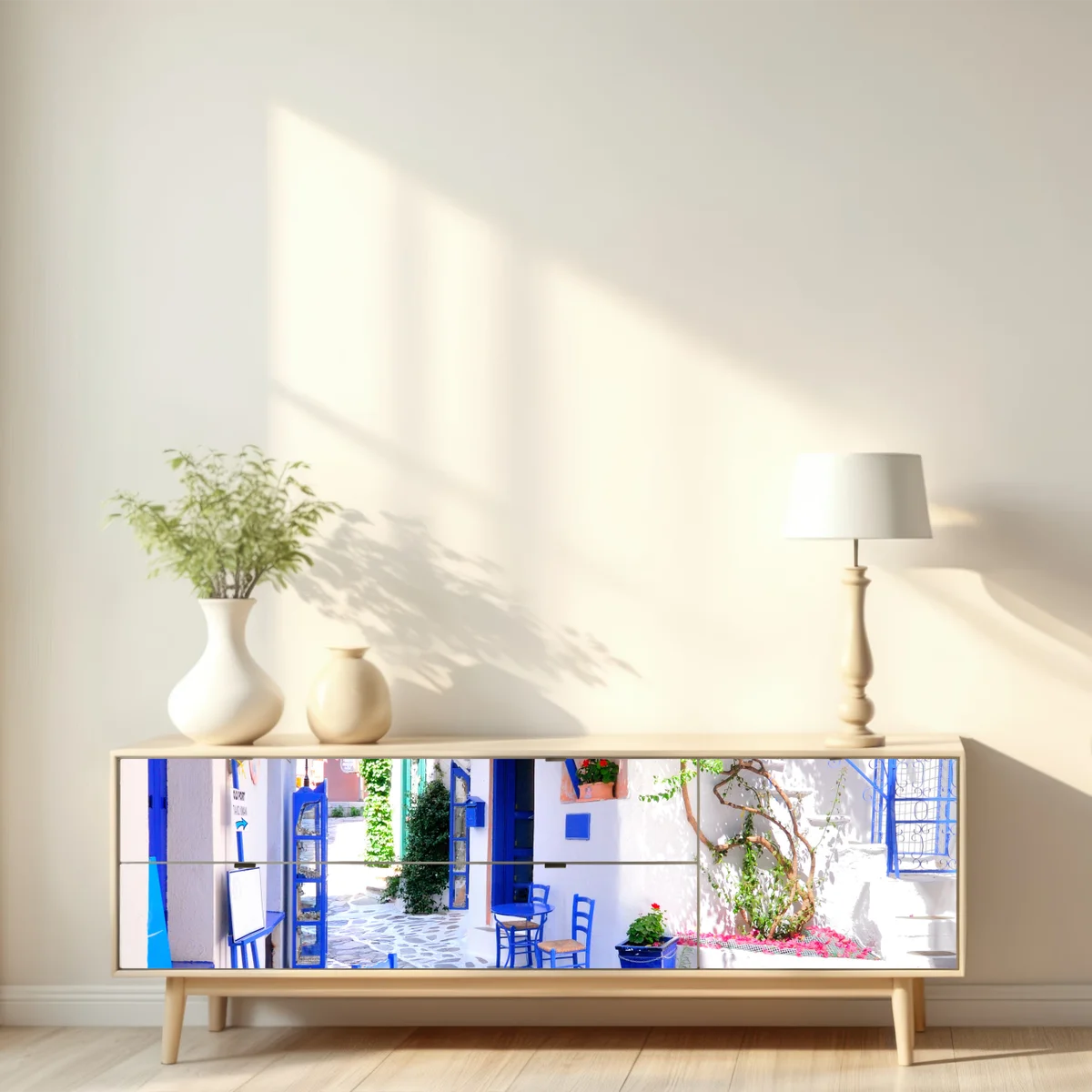 Repositionierbarer Aufkleber sonnige gasse mit blauen stühlen Repositionierbarer Aufkleber sonnige gasse mit blauen stühlen