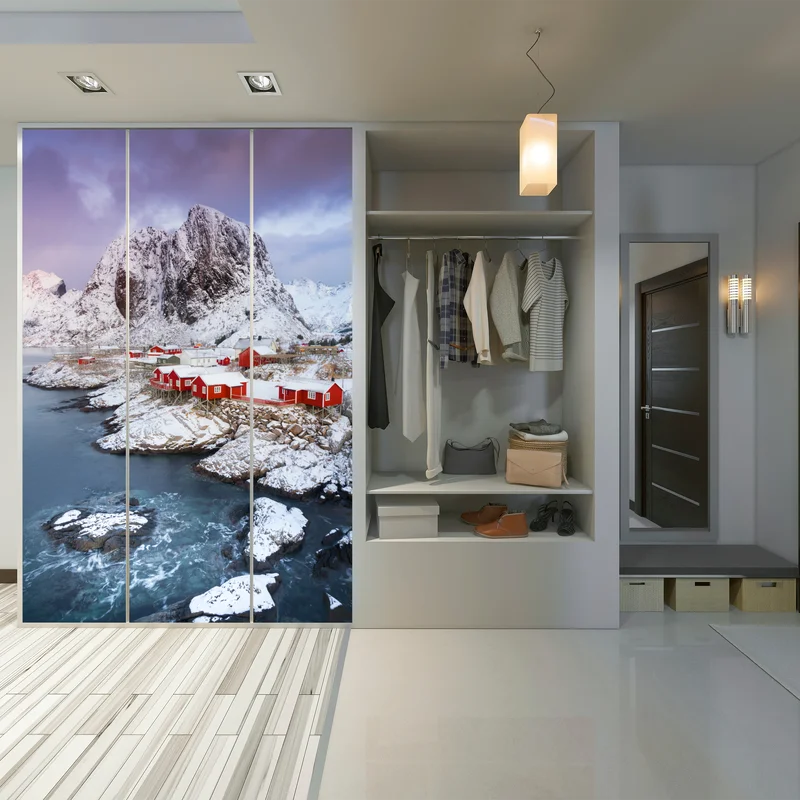 Schrankaufkleber rote küstenhäuser vor schneebedecktem berg