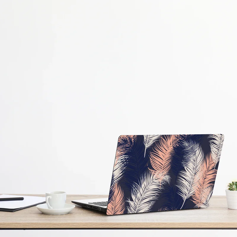 Naklejka na laptopa wzór z piórami w granacie i różu