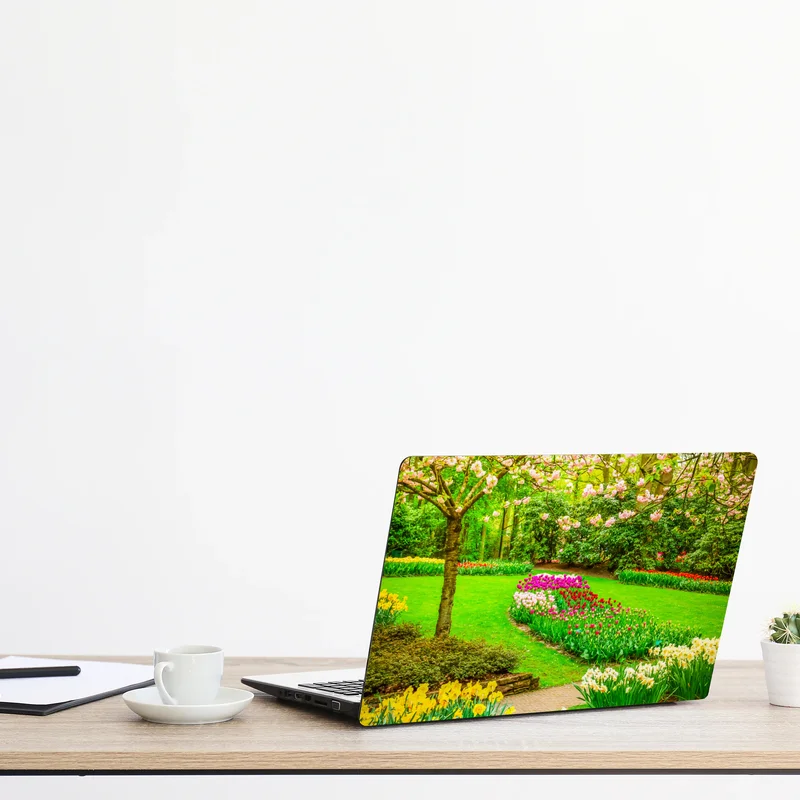 Laptop-Aufkleber frühlingsgarten in blüte: tulpen und kirschblüten