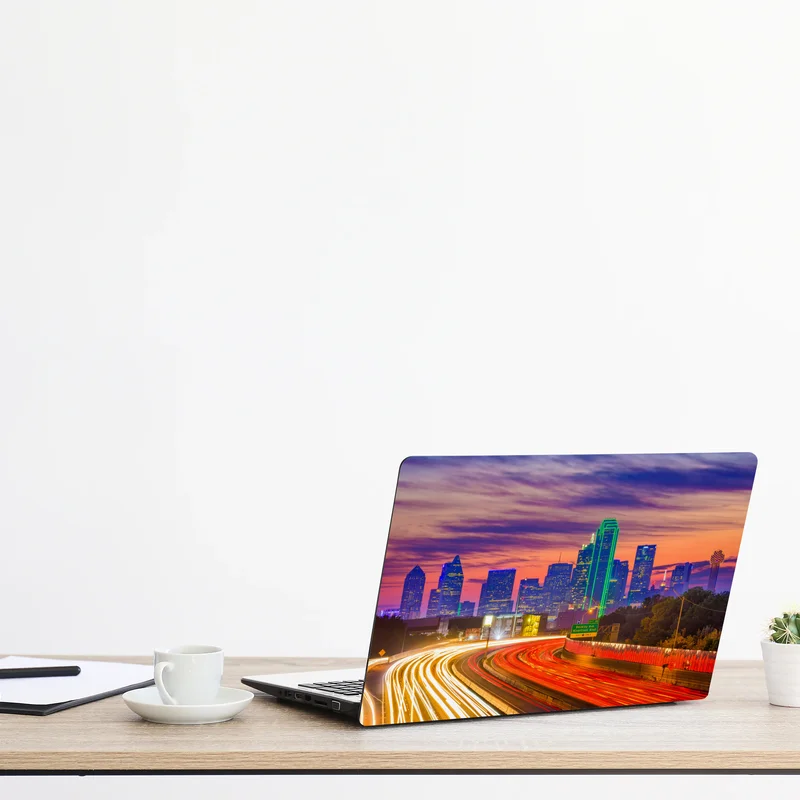 Laptop-Aufkleber panorama von Dallas bei sonnenuntergang mit lichtspuren auf der autobahn