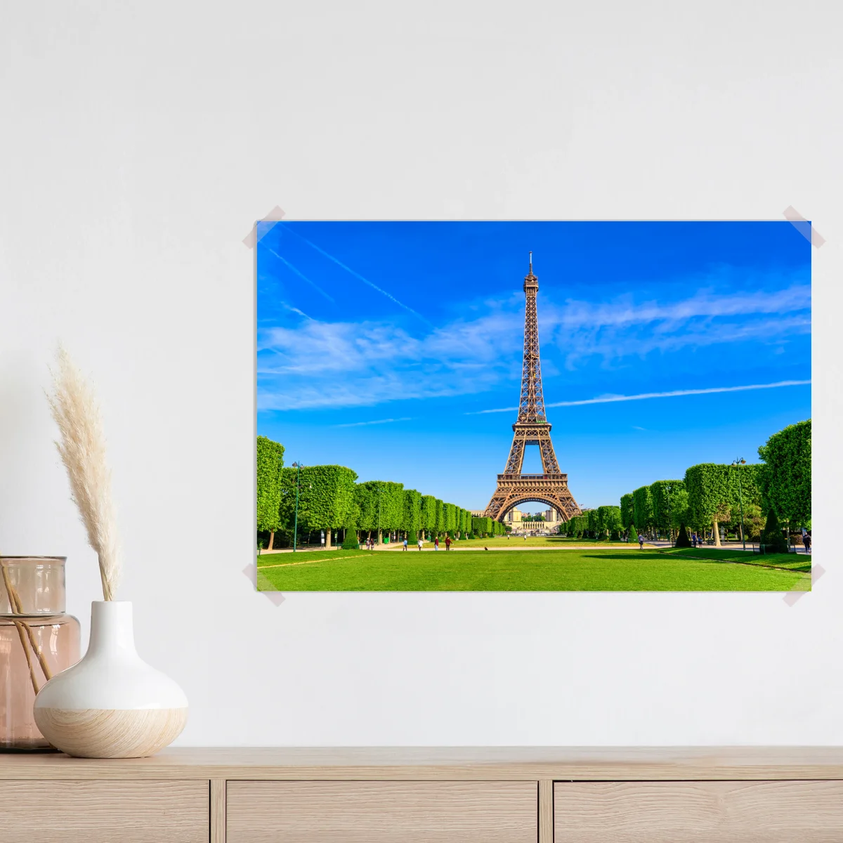 Poster Eiffelturm am Champ de Mars, lebendige pariser skyline Poster Eiffelturm am Champ de Mars, lebendige pariser skyline