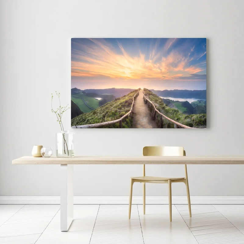 Leinwandbild sonnenuntergangspfad auf berggrat über see und tal Leinwandbild sonnenuntergangspfad auf berggrat über see und tal