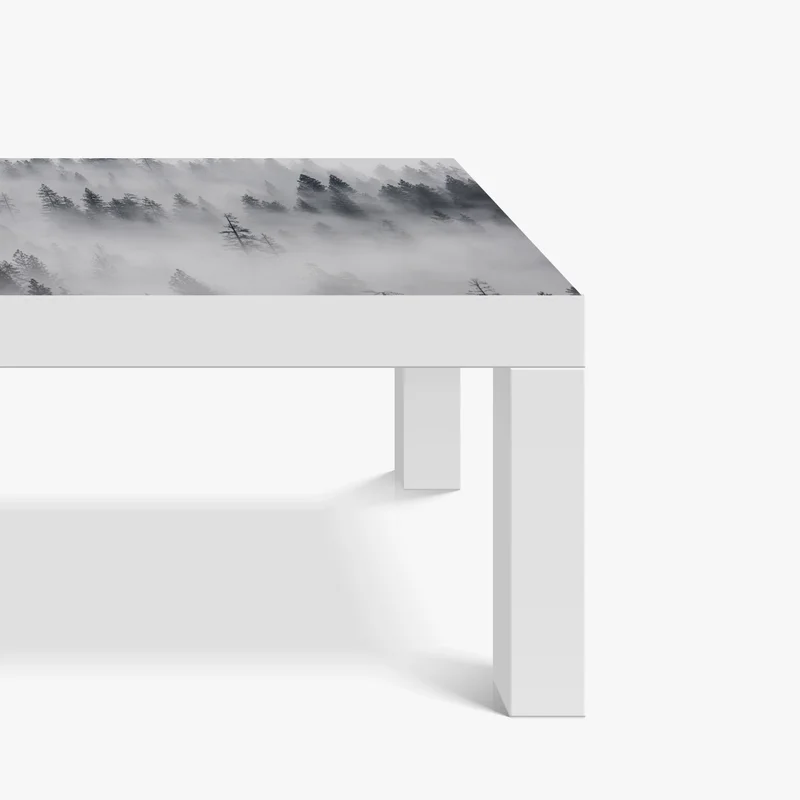 Tischaufkleber und Schreibtischaufkleber nebeliger kiefernwald