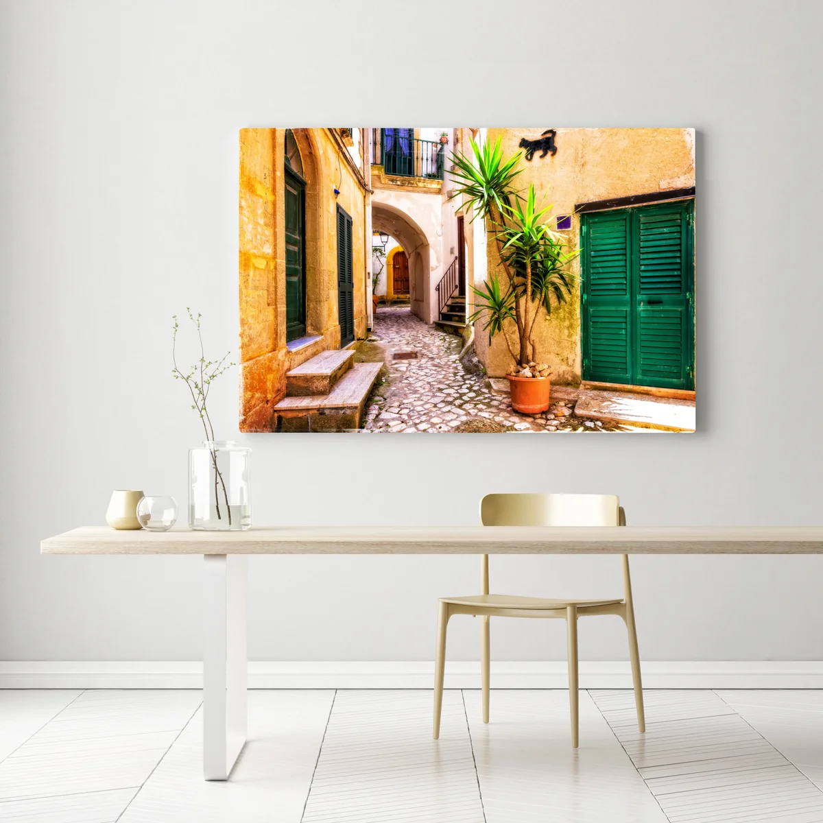 Leinwandbild sonnige mediterrane gasse mit grünen jalousien Leinwandbild sonnige mediterrane gasse mit grünen jalousien