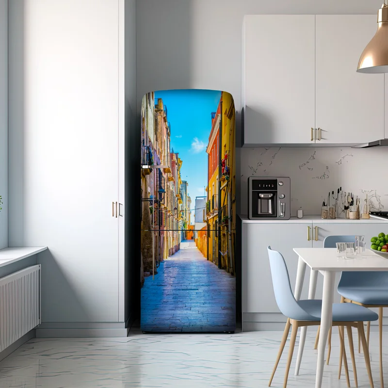 Kühlschrankaufkleber sonnenbeschienene mediterrane gasse mit bunten fassaden