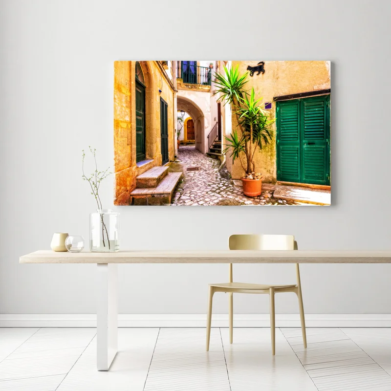 Leinwandbild sonnige mediterrane gasse mit grünen jalousien Leinwandbild sonnige mediterrane gasse mit grünen jalousien