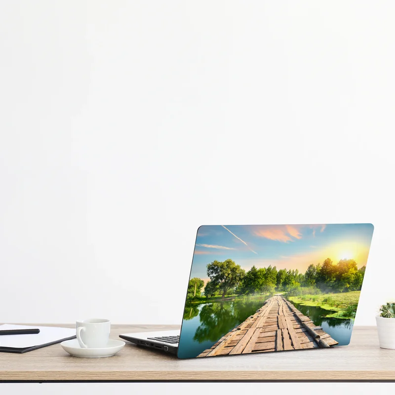 Laptop-Aufkleber sonnige hölzerne brücke über ruhigen see