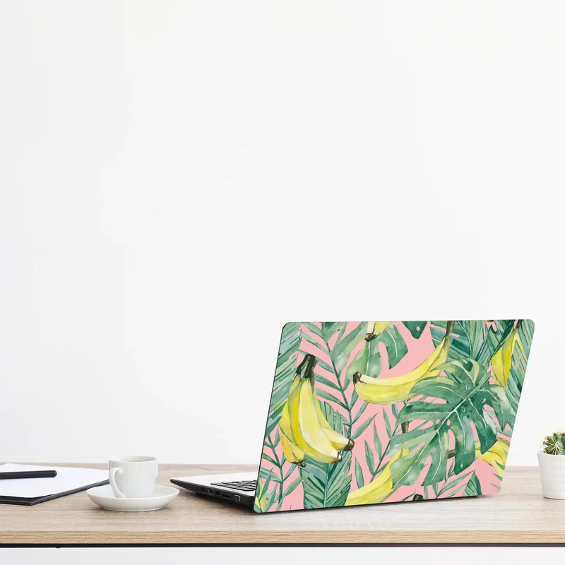 Naklejka na laptopa akwarelowy wzór z bananami i liśćmi na różowym tle