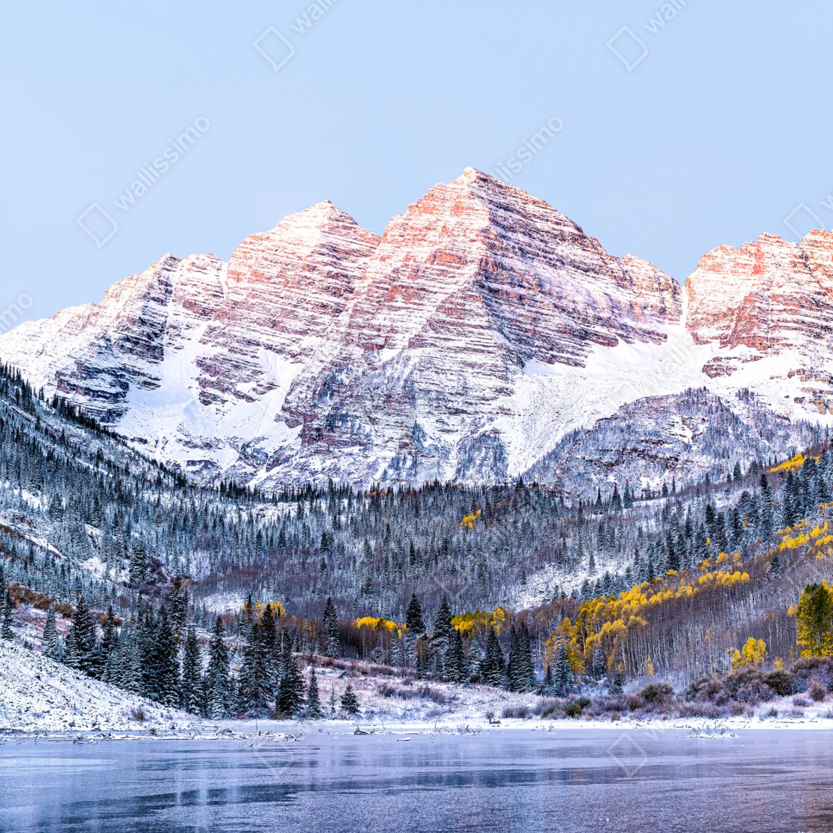 Fototapete verschneiter morgen in den bergen am see Fototapete verschneiter morgen in den bergen am see